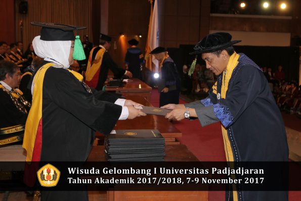 Wisuda Unpad Gel I TA 2017_2018  Fakultas kedokteran oleh dekan 003