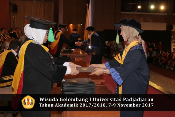 Wisuda Unpad Gel I TA 2017_2018  Fakultas kedokteran oleh dekan 004