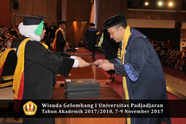 Wisuda Unpad Gel I TA 2017_2018  Fakultas kedokteran oleh dekan 005