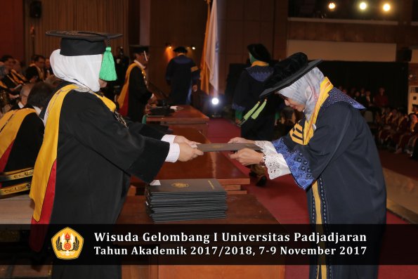 Wisuda Unpad Gel I TA 2017_2018  Fakultas kedokteran oleh dekan 007