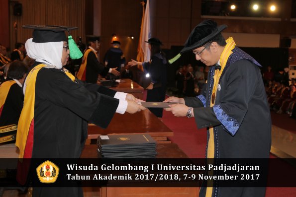 Wisuda Unpad Gel I TA 2017_2018  Fakultas kedokteran oleh dekan 009
