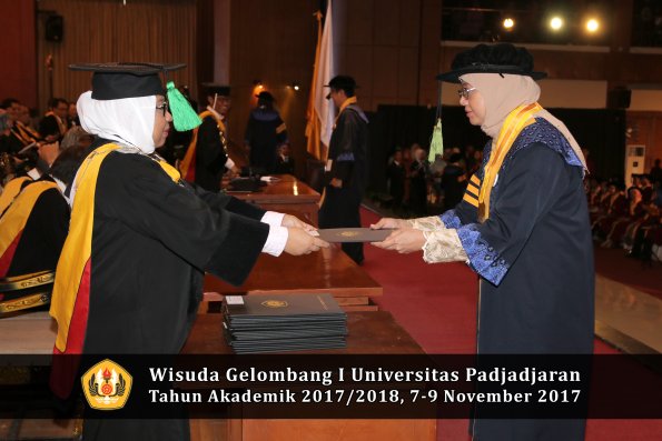 Wisuda Unpad Gel I TA 2017_2018  Fakultas kedokteran oleh dekan 010