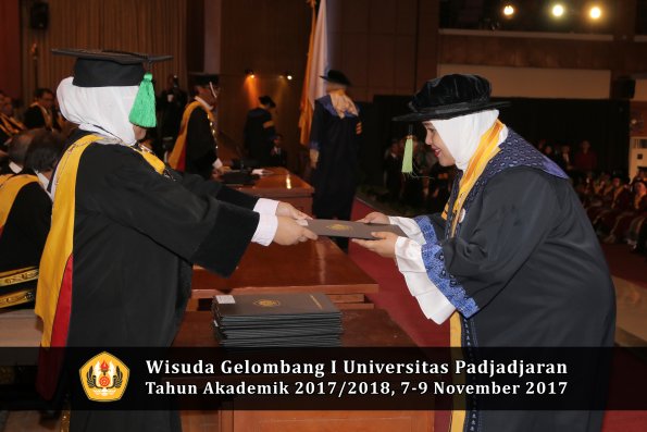Wisuda Unpad Gel I TA 2017_2018  Fakultas kedokteran oleh dekan 011