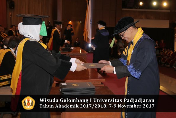 Wisuda Unpad Gel I TA 2017_2018  Fakultas kedokteran oleh dekan 012