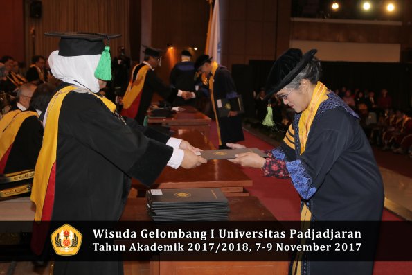 Wisuda Unpad Gel I TA 2017_2018  Fakultas kedokteran oleh dekan 013