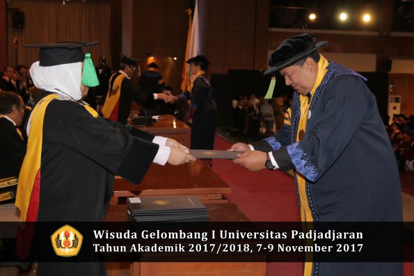 Wisuda Unpad Gel I TA 2017_2018  Fakultas kedokteran oleh dekan 014