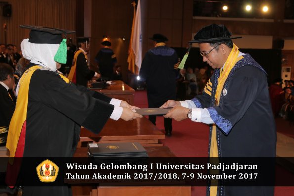 Wisuda Unpad Gel I TA 2017_2018  Fakultas kedokteran oleh dekan 015