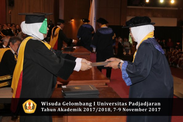 Wisuda Unpad Gel I TA 2017_2018  Fakultas kedokteran oleh dekan 016