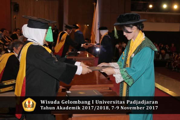 Wisuda Unpad Gel I TA 2017_2018  Fakultas kedokteran oleh dekan 017