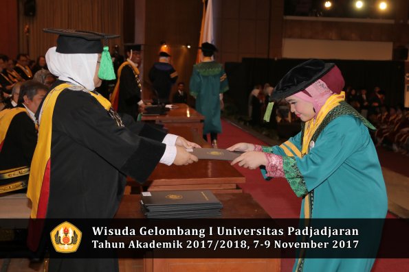Wisuda Unpad Gel I TA 2017_2018  Fakultas kedokteran oleh dekan 018