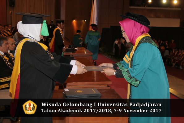 Wisuda Unpad Gel I TA 2017_2018  Fakultas kedokteran oleh dekan 019