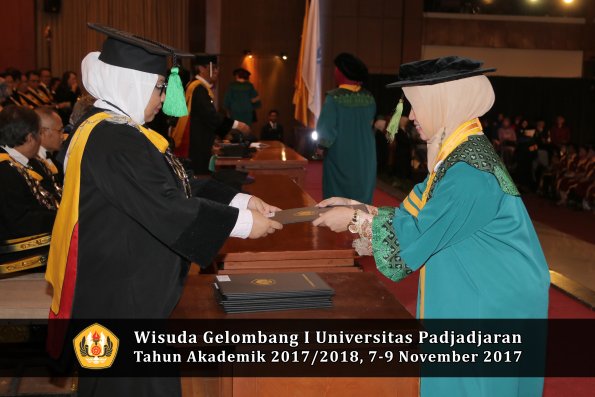 Wisuda Unpad Gel I TA 2017_2018  Fakultas kedokteran oleh dekan 020