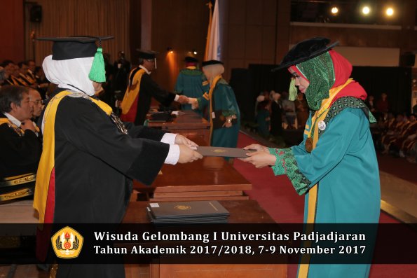 Wisuda Unpad Gel I TA 2017_2018  Fakultas kedokteran oleh dekan 021