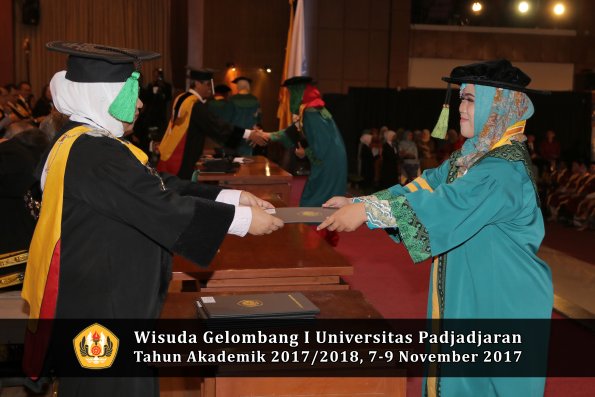 Wisuda Unpad Gel I TA 2017_2018  Fakultas kedokteran oleh dekan 022