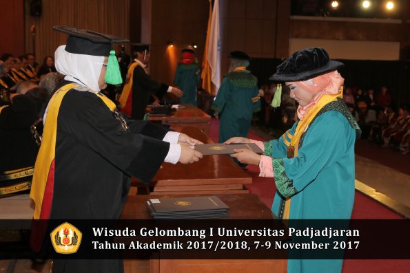 Wisuda Unpad Gel I TA 2017_2018  Fakultas kedokteran oleh dekan 023