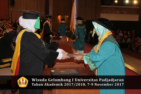 Wisuda Unpad Gel I TA 2017_2018  Fakultas kedokteran oleh dekan 025