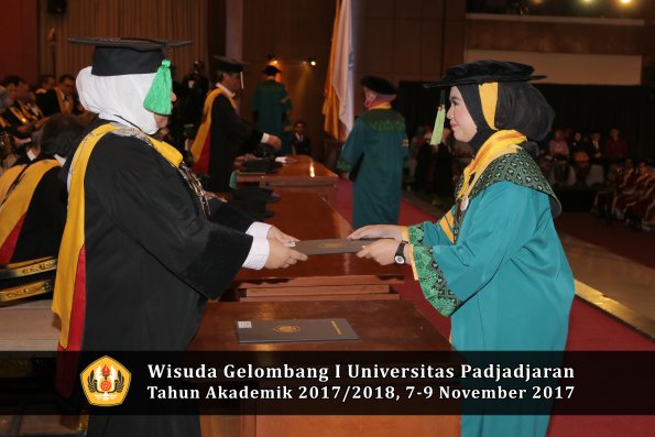 Wisuda Unpad Gel I TA 2017_2018  Fakultas kedokteran oleh dekan 030