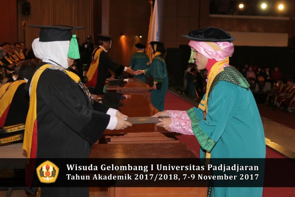 Wisuda Unpad Gel I TA 2017_2018  Fakultas kedokteran oleh dekan 031