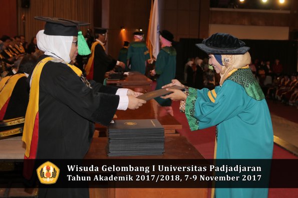 Wisuda Unpad Gel I TA 2017_2018  Fakultas kedokteran oleh dekan 033