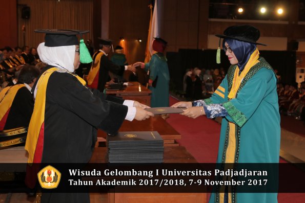 Wisuda Unpad Gel I TA 2017_2018  Fakultas kedokteran oleh dekan 035
