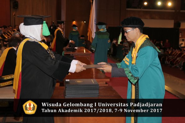 Wisuda Unpad Gel I TA 2017_2018  Fakultas kedokteran oleh dekan 039