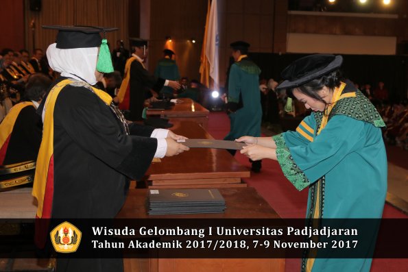 Wisuda Unpad Gel I TA 2017_2018  Fakultas kedokteran oleh dekan 053