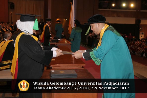 Wisuda Unpad Gel I TA 2017_2018  Fakultas kedokteran oleh dekan 054