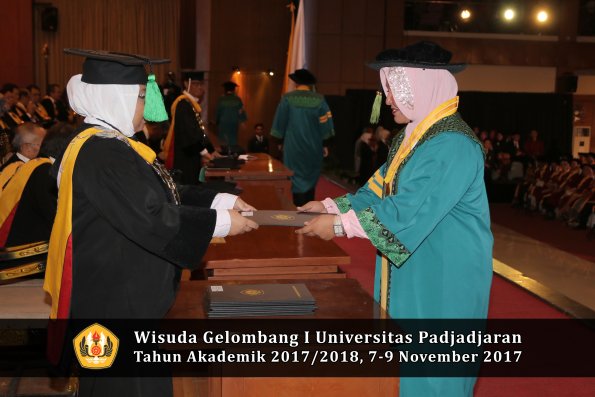 Wisuda Unpad Gel I TA 2017_2018  Fakultas kedokteran oleh dekan 055