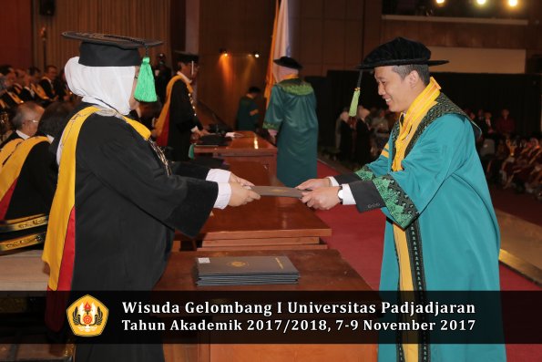 Wisuda Unpad Gel I TA 2017_2018  Fakultas kedokteran oleh dekan 056