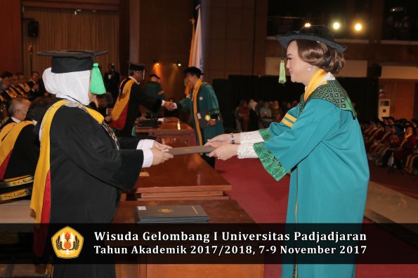 Wisuda Unpad Gel I TA 2017_2018  Fakultas kedokteran oleh dekan 057