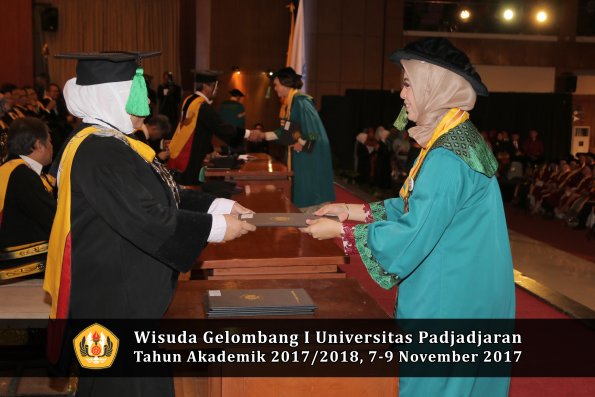 Wisuda Unpad Gel I TA 2017_2018  Fakultas kedokteran oleh dekan 058