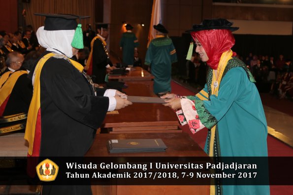 Wisuda Unpad Gel I TA 2017_2018  Fakultas kedokteran oleh dekan 059