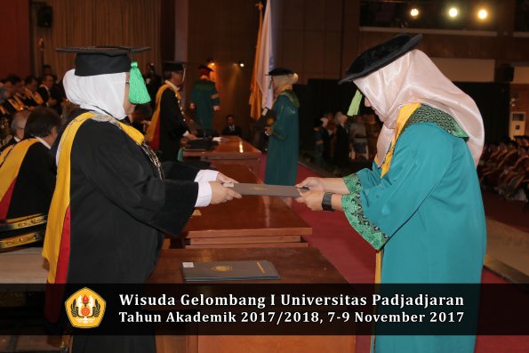Wisuda Unpad Gel I TA 2017_2018  Fakultas kedokteran oleh dekan 061