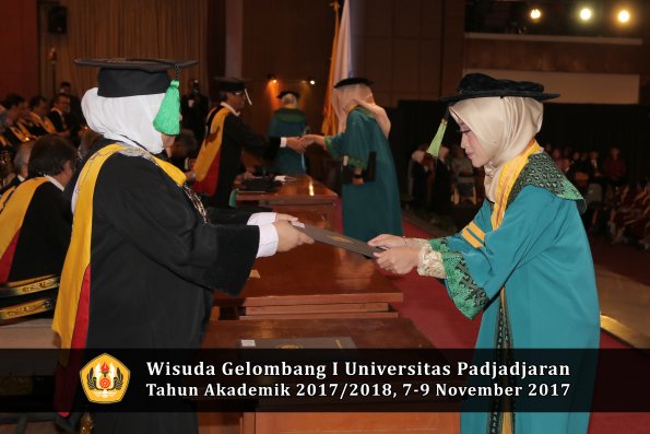 Wisuda Unpad Gel I TA 2017_2018  Fakultas kedokteran oleh dekan 062