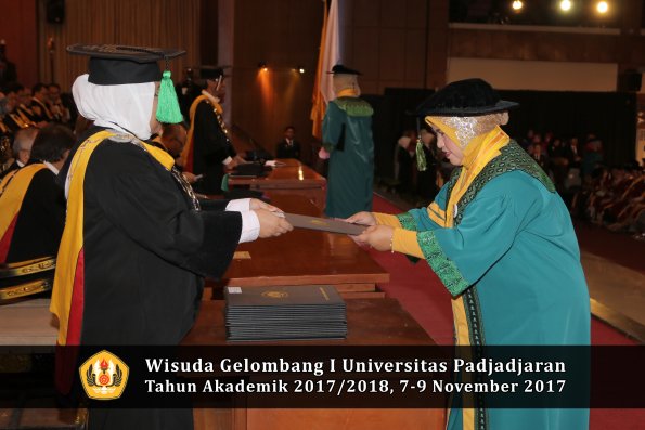 Wisuda Unpad Gel I TA 2017_2018  Fakultas kedokteran oleh dekan 066