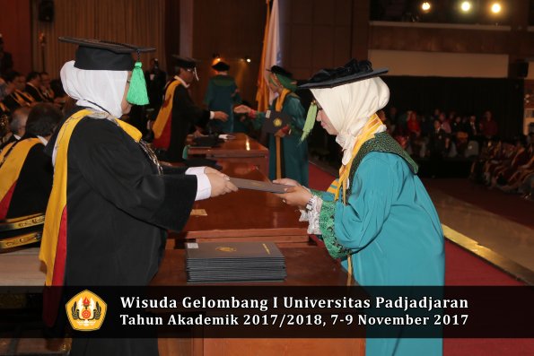 Wisuda Unpad Gel I TA 2017_2018  Fakultas kedokteran oleh dekan 069