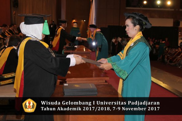 Wisuda Unpad Gel I TA 2017_2018  Fakultas kedokteran oleh dekan 071