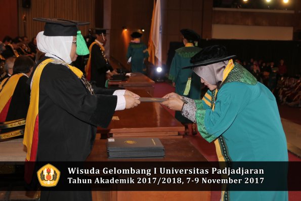 Wisuda Unpad Gel I TA 2017_2018  Fakultas kedokteran oleh dekan 072