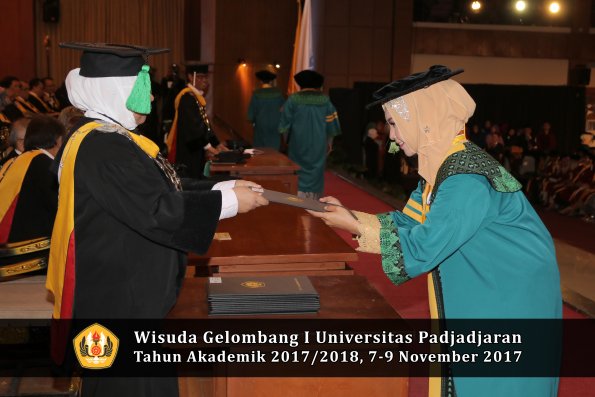 Wisuda Unpad Gel I TA 2017_2018  Fakultas kedokteran oleh dekan 073
