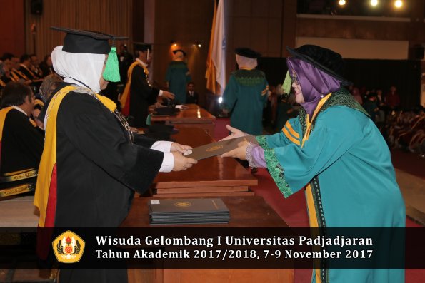 Wisuda Unpad Gel I TA 2017_2018  Fakultas kedokteran oleh dekan 075