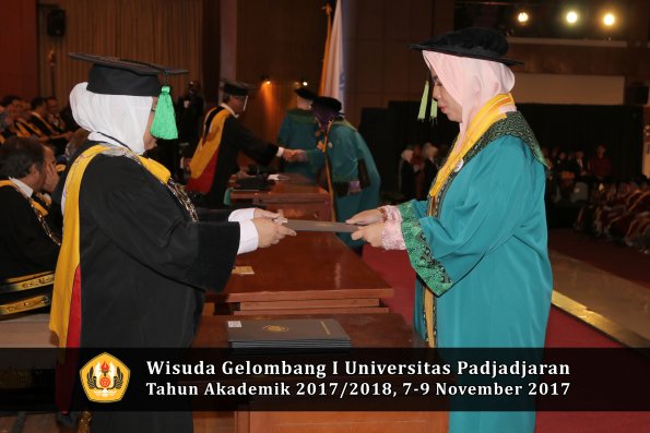 Wisuda Unpad Gel I TA 2017_2018  Fakultas kedokteran oleh dekan 076