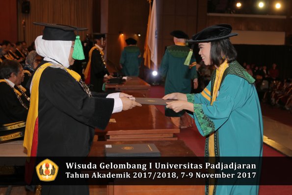 Wisuda Unpad Gel I TA 2017_2018  Fakultas kedokteran oleh dekan 077