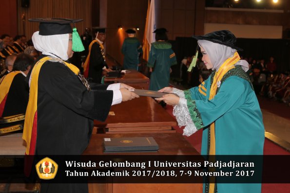 Wisuda Unpad Gel I TA 2017_2018  Fakultas kedokteran oleh dekan 078