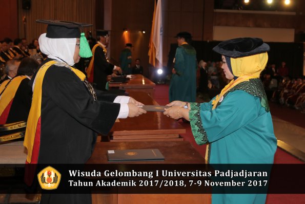 Wisuda Unpad Gel I TA 2017_2018  Fakultas kedokteran oleh dekan 082