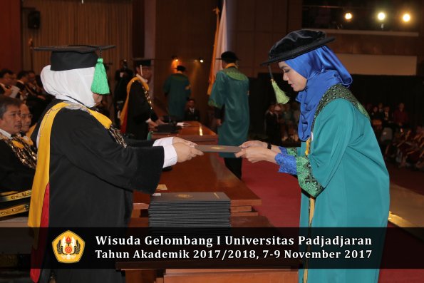 Wisuda Unpad Gel I TA 2017_2018  Fakultas kedokteran oleh dekan 088