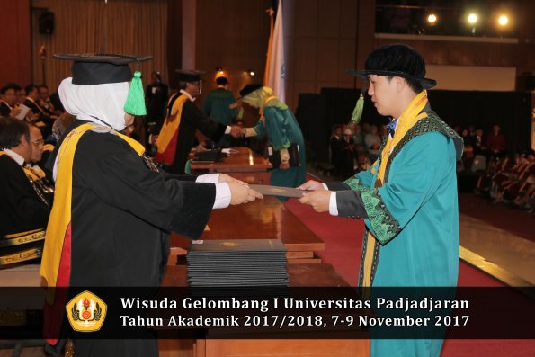 Wisuda Unpad Gel I TA 2017_2018  Fakultas kedokteran oleh dekan 091