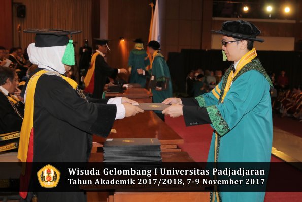 Wisuda Unpad Gel I TA 2017_2018  Fakultas kedokteran oleh dekan 092