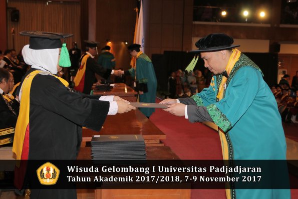 Wisuda Unpad Gel I TA 2017_2018  Fakultas kedokteran oleh dekan 093