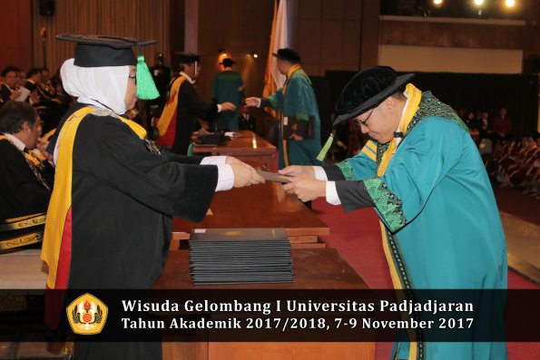 Wisuda Unpad Gel I TA 2017_2018  Fakultas kedokteran oleh dekan 094