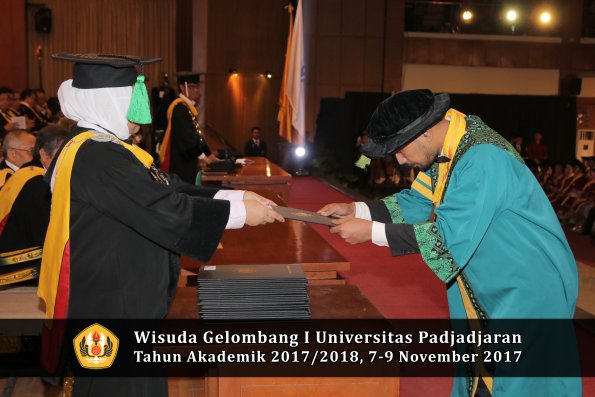 Wisuda Unpad Gel I TA 2017_2018  Fakultas kedokteran oleh dekan 095